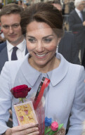 PEOPLE - Hollandbesuch: Herzogin Kate ist auch lieb zu Robotern