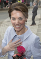 PEOPLE - Hollandbesuch: Herzogin Kate ist auch lieb zu Robotern