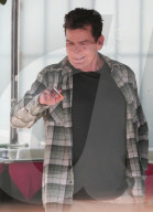 PEOPLE - Charlie Sheen gönnt sich ein Zigaretten-Päuschen 