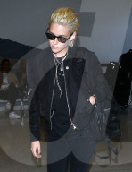 PEOPLE - Hoffentlich piepst der Metalldetekor nicht: Kristen Stewart am Flughafen in LA