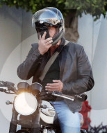 PEOPLE - Gerard Butler fährt sein Motorrad aus