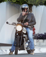 PEOPLE - Gerard Butler fährt sein Motorrad aus