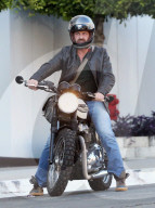 PEOPLE - Gerard Butler fährt sein Motorrad aus