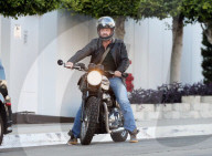 PEOPLE - Gerard Butler fährt sein Motorrad aus