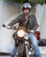 PEOPLE - Gerard Butler fährt sein Motorrad aus