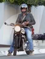 PEOPLE - Gerard Butler fährt sein Motorrad aus
