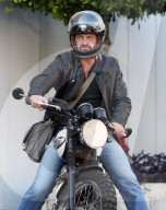 PEOPLE - Gerard Butler fährt sein Motorrad aus