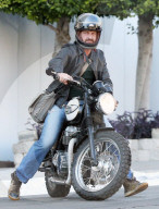 PEOPLE - Gerard Butler fährt sein Motorrad aus