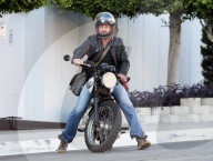 PEOPLE - Gerard Butler fährt sein Motorrad aus