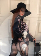 PEOPLE - Phoebe Price bereits in Halloween-Stimmung
