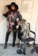 PEOPLE - Phoebe Price bereits in Halloween-Stimmung