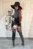 PEOPLE - Phoebe Price bereits in Halloween-Stimmung