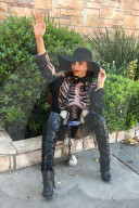 PEOPLE - Phoebe Price bereits in Halloween-Stimmung