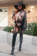 PEOPLE - Phoebe Price bereits in Halloween-Stimmung