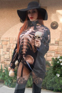 PEOPLE - Phoebe Price bereits in Halloween-Stimmung