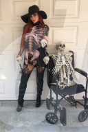 PEOPLE - Phoebe Price bereits in Halloween-Stimmung