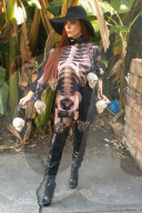 PEOPLE - Phoebe Price bereits in Halloween-Stimmung