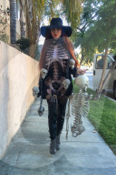 PEOPLE - Phoebe Price bereits in Halloween-Stimmung