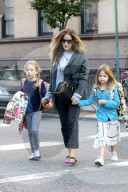 PEOPLE - Sarah Jessica Parker bringt  Marion und Tabitha zur Schule