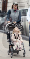 EXKLUSIV - Prinzessin Madeleine schiebt den Nachwuchs durch London