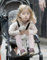 EXKLUSIV - Prinzessin Madeleine schiebt den Nachwuchs durch London