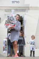 PEOPLE - Alessandra Ambrosio kauft ein Piratenschiff