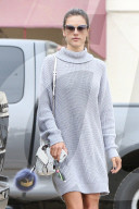 PEOPLE - Alessandra Ambrosio kauft ein Piratenschiff
