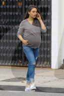 PEOPLE - Hochschwanger und busy: Mila Kunis