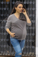 PEOPLE - Hochschwanger und busy: Mila Kunis