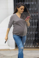 PEOPLE - Hochschwanger und busy: Mila Kunis