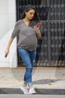 PEOPLE - Hochschwanger und busy: Mila Kunis