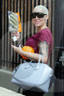 PEOPLE - Amber Rose deckt sich ein für Halloween