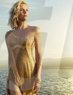 PEOPLE - Göttin in Gold: Charlize Theron für Dior