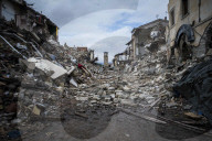 NEWS - Italien: Zwei Monate nach dem Erdbeben - Prominente besuchen Amatrice