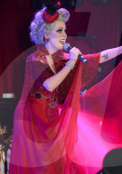 PEOPLE - Kreative Promis am UNICEF Halloween Ball in London