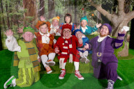 PEOPLE - Warwick Davis im Bühnenspiel "Schneewittchen und die 7 Zwerge"