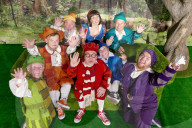 PEOPLE - Warwick Davis im Bühnenspiel "Schneewittchen und die 7 Zwerge"