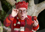 PEOPLE - Warwick Davis im Bühnenspiel "Schneewittchen und die 7 Zwerge"