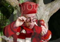PEOPLE - Warwick Davis im Bühnenspiel "Schneewittchen und die 7 Zwerge"