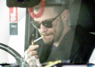EXKLUSIV - Explosiv: Sänger Will Young raucht in einer Tankstelle
