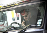 EXKLUSIV - Explosiv: Sänger Will Young raucht in einer Tankstelle