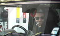 EXKLUSIV - Explosiv: Sänger Will Young raucht in einer Tankstelle