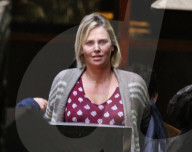 EXKLUSIV - Charlize Theron kugelrund und schlecht gelaunt am Set von "Tully"