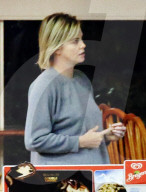 EXKLUSIV - Charlize Theron kugelrund und schlecht gelaunt am Set von "Tully"