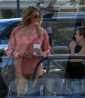 EXKLUSIV - Caitlyn Jenner hält einen Kaffe-Klatsch auf der Strasse