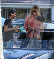 EXKLUSIV - Caitlyn Jenner hält einen Kaffe-Klatsch auf der Strasse