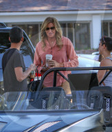EXKLUSIV - Caitlyn Jenner hält einen Kaffe-Klatsch auf der Strasse