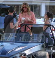 EXKLUSIV - Caitlyn Jenner hält einen Kaffe-Klatsch auf der Strasse