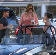 EXKLUSIV - Caitlyn Jenner hält einen Kaffe-Klatsch auf der Strasse