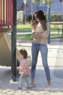 PEOPLE - Terri Seymour spielt mit Klein Coco im Park